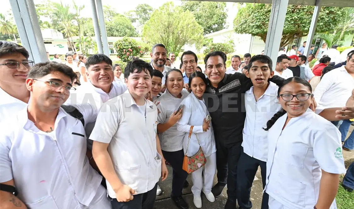 El gobernador Eduardo Ramírez recorrió las instalaciones y convivió con la comunidad escolar. CP