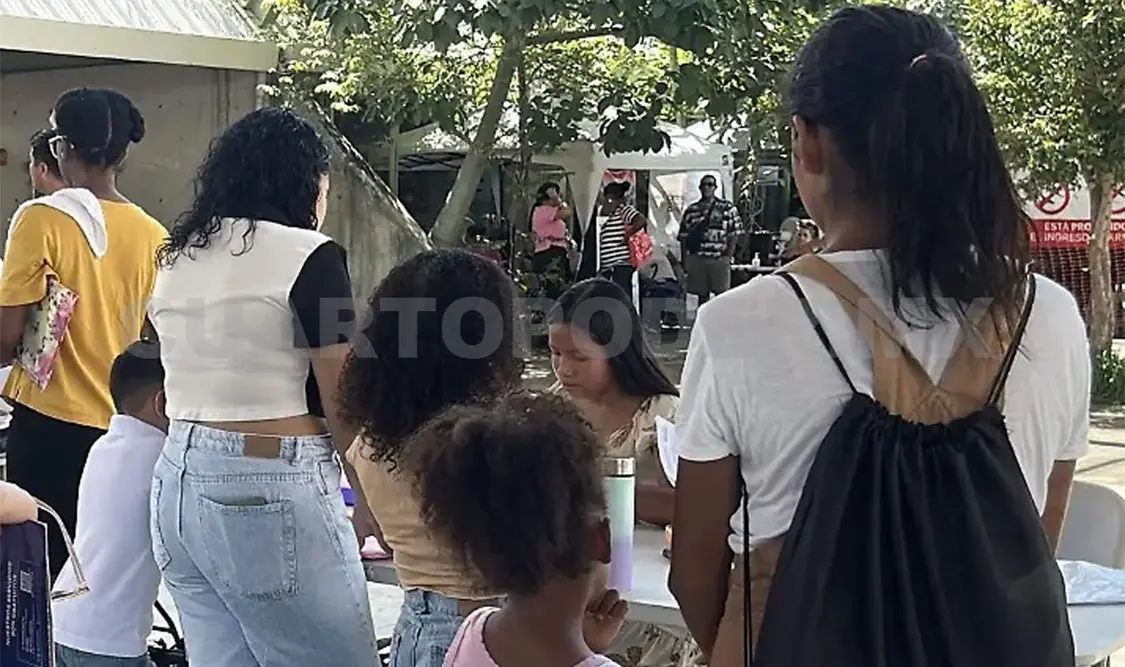 Los padres de familia pueden acudir con sus hijas e hijos a inscribirlos, cuenten o no con documentos de legal estancia. Víctor Sánchez. CP