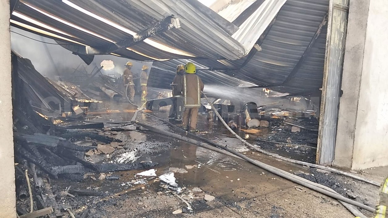 Se incendia bodega con madera y maquinaria