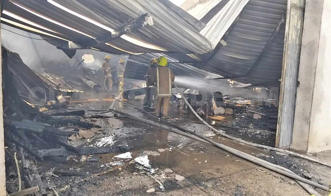 El voraz incendio consumió una bodega de materiales en la colonia San Juan Bautista. Ulises Villalobos / CP