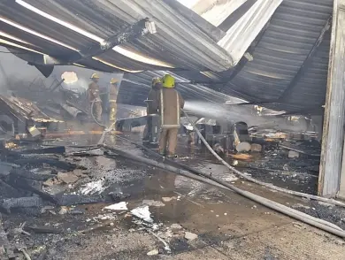 Se incendia bodega con madera y maquinaria