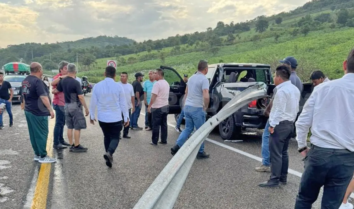 El impacto causó estragos en la camioneta y en los pasajeros. Manuel Martínez / CP