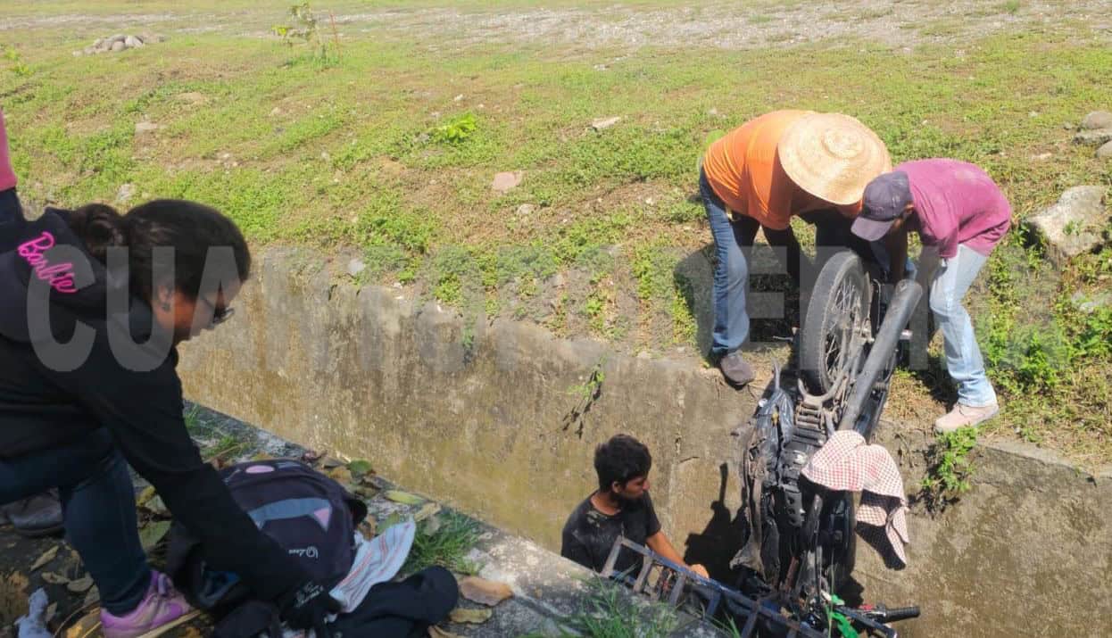 Mototriciclo cae en dren pluvial por exceso de peso