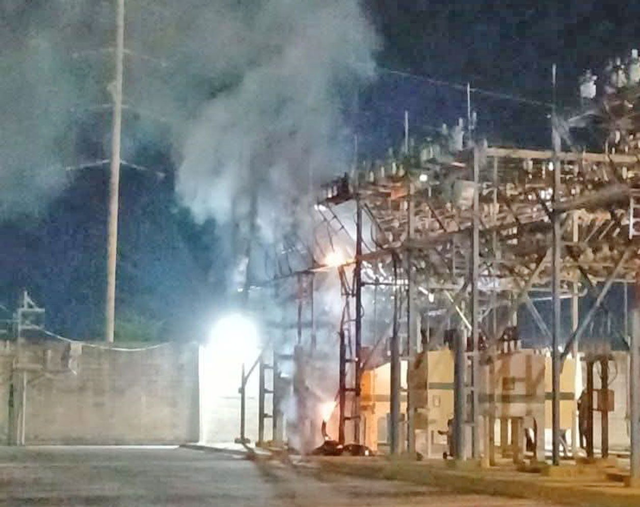 Se registra incendio en subestación de CFE