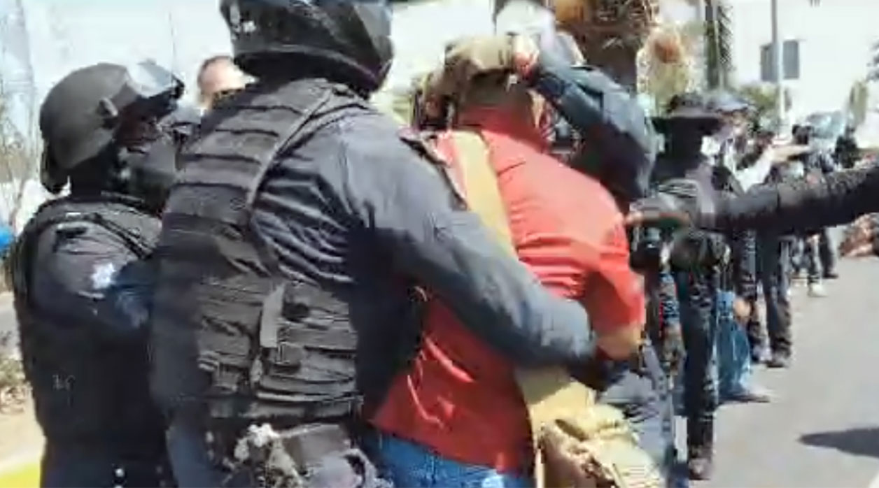 Policía golpea a fotoperiodista
