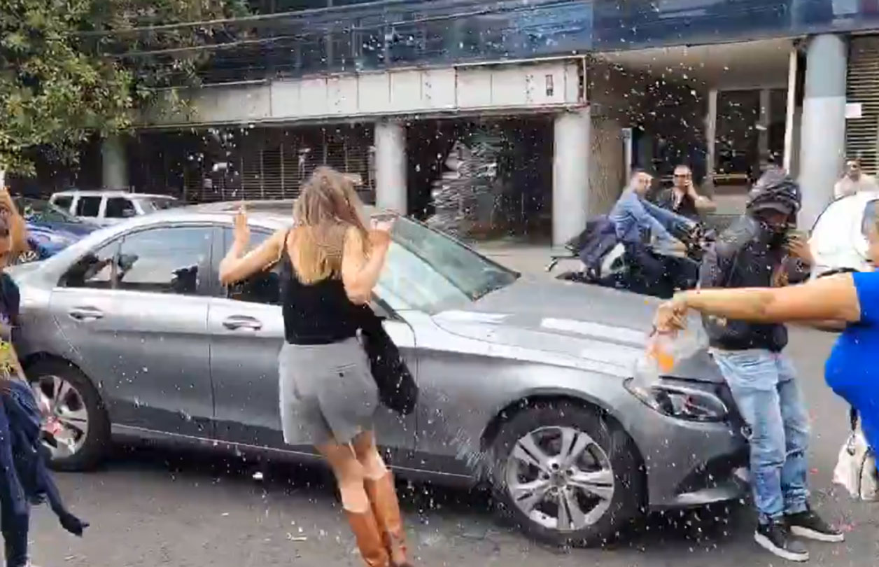 Agreden a “Lady Racista” tras audiencia en CDMX