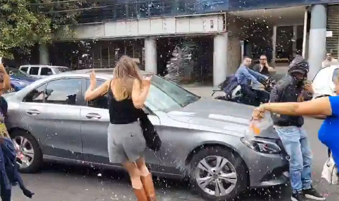 Personas lanzaron líquidos e insultaron a Ximena “N”. Cortesía