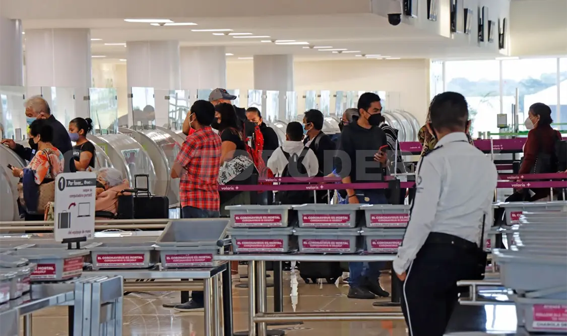 La inspección de equipajes y bolsos de mano está a cargo de más de mil 600 profesionales. Carlos López / CP