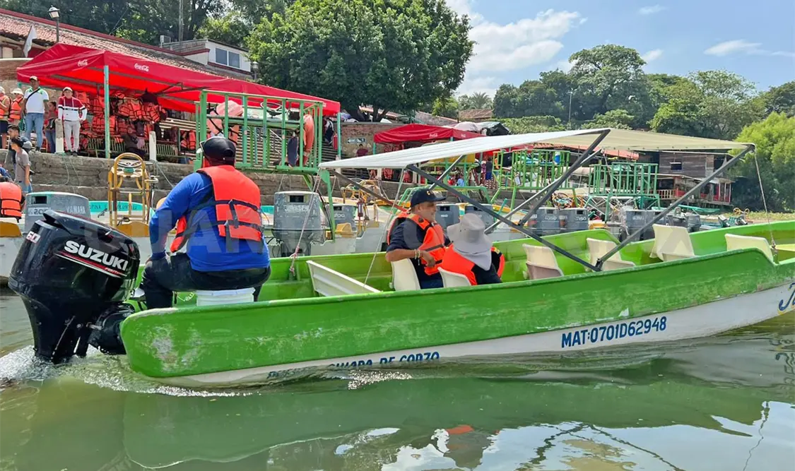 Las lanchas están listas para realizar el recorrido turístico. CP