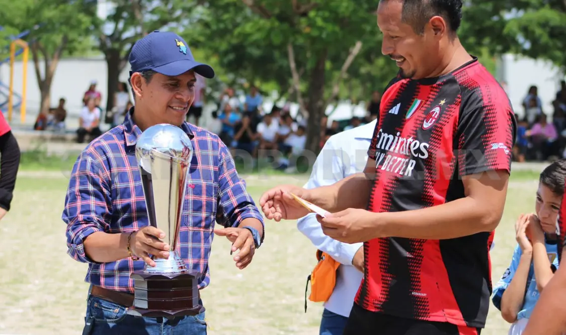 El equipo de La Pandilla celebró con jugadores, cuerpo técnico y familiares la obtención del título. Alan Pola/CP