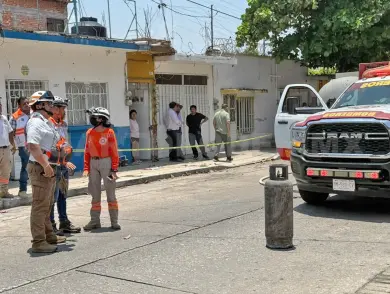 Arde bodega de parafina en el barrio San Roque