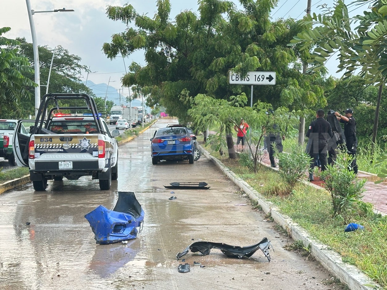Le cortan la circulación a auto y lo destrozan