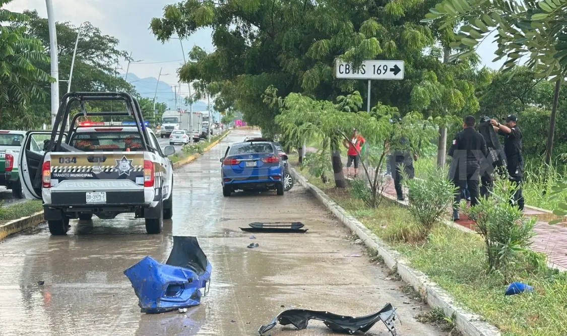 En la vía quedaron la defensa delantera y salpicadera del Civic. Osman Toledo / CP