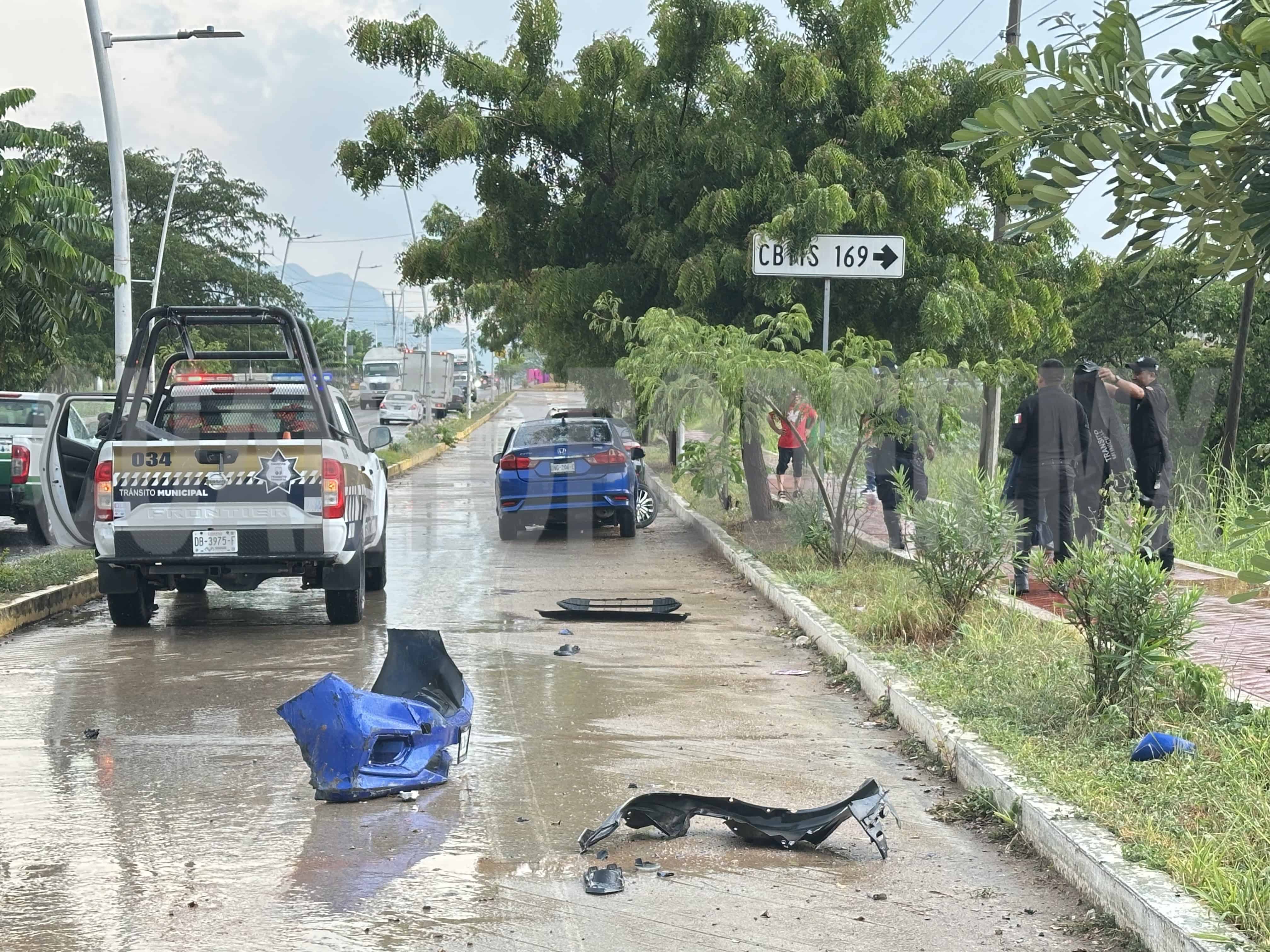 Le cortan la circulación a auto y lo destrozan