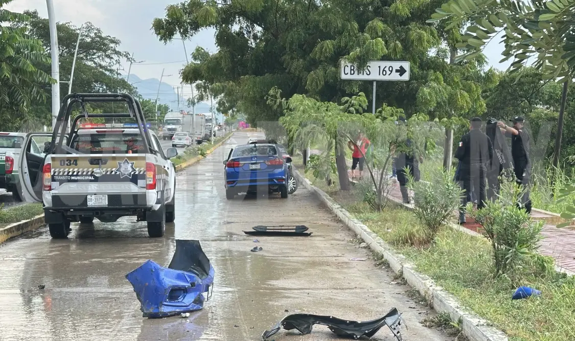 Le cortan la circulación a auto y lo destrozan