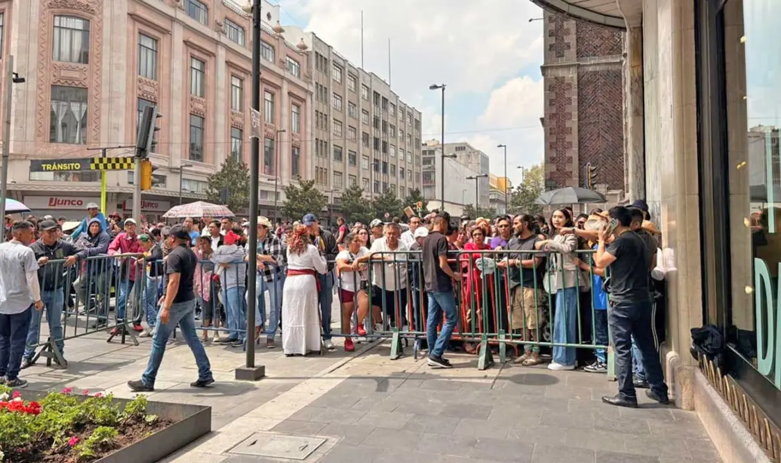 Cientos de personas observaban de lejos el mega evento con vallas de acero. El Universal