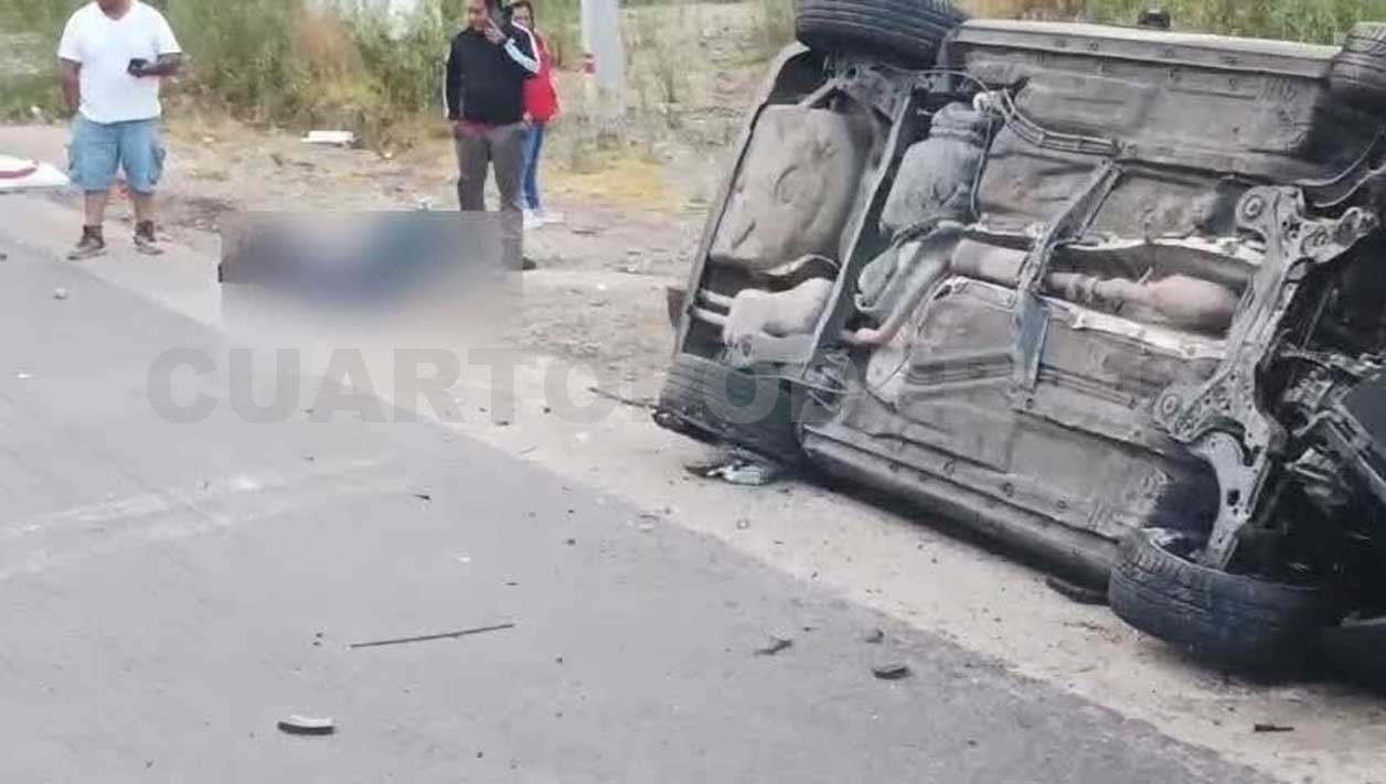 Aparatosa volcadura deja tres lesionados