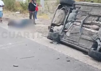 Aparatosa volcadura deja tres lesionados