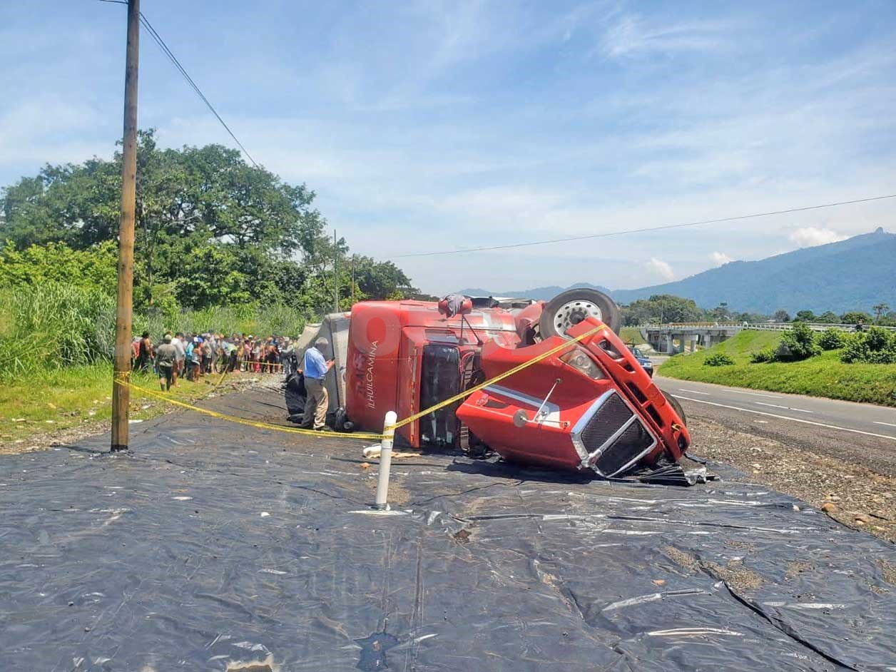 Vuelca tráiler y lo saquean en la Curva del Diablo