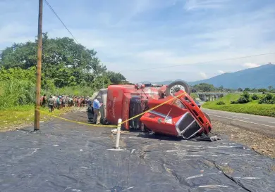Vuelca tráiler y lo saquean en la Curva del Diablo