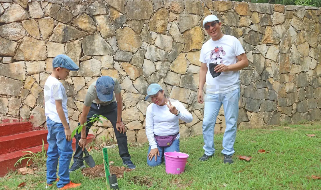 Familias tuxtlecas participaron sembrando plantas. Carlos López / CP