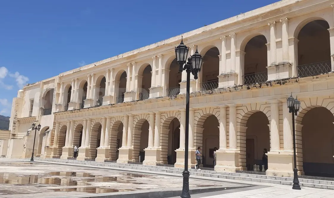 Filtraciones representan un riesgo para el edificio de estilo neoclásico. CP