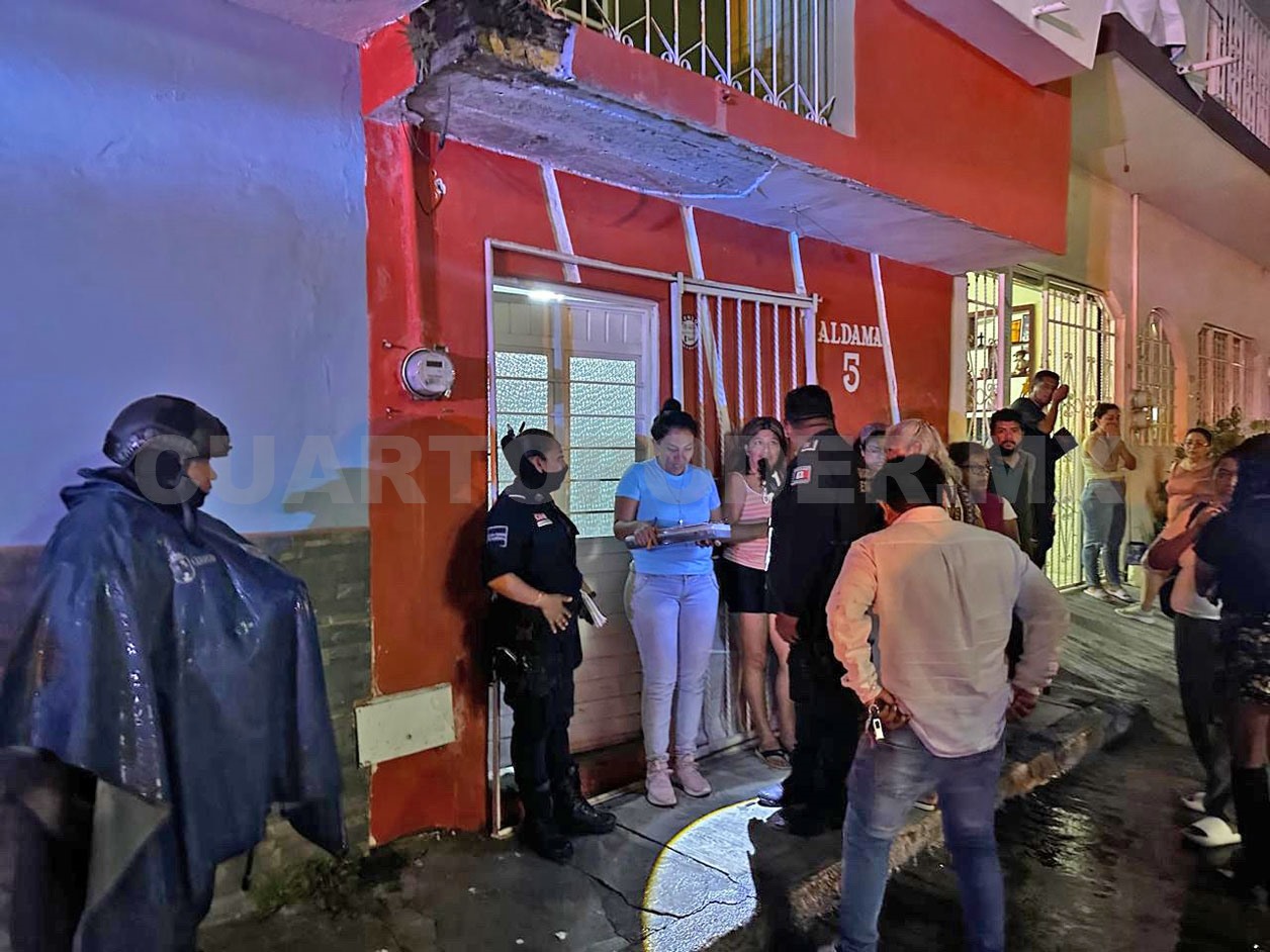 Adulto mayor cae de las escaleras y muere al desnucarse