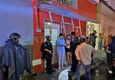 Adulto mayor cae de las escaleras y muere al desnucarse