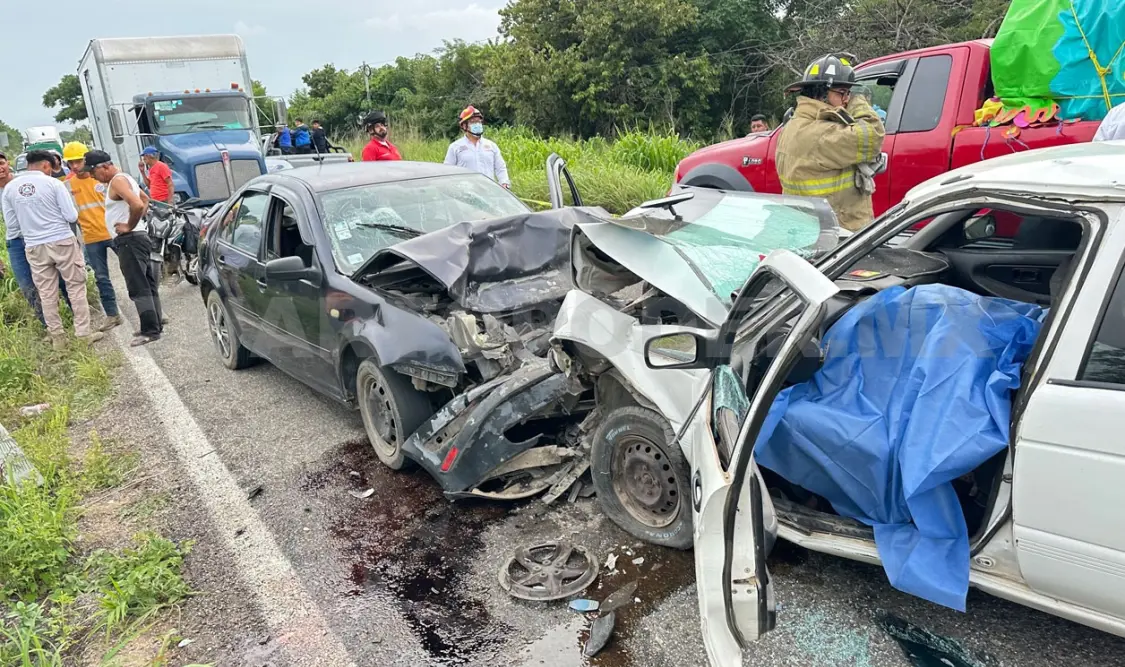 El brutal choque destrozó la parte frontal de cada automóvil. Osman Toledo / CP