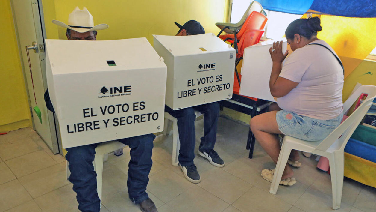 Multará INE a quienes aparecieron en acordeones
