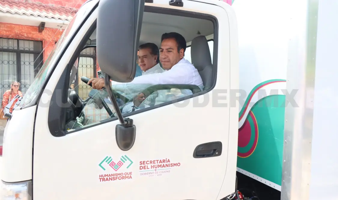 El gobernador Eduardo Ramírez, como habitualmente ocurre, condujo el camión utilitario para el programa. Diego Pérez / CP