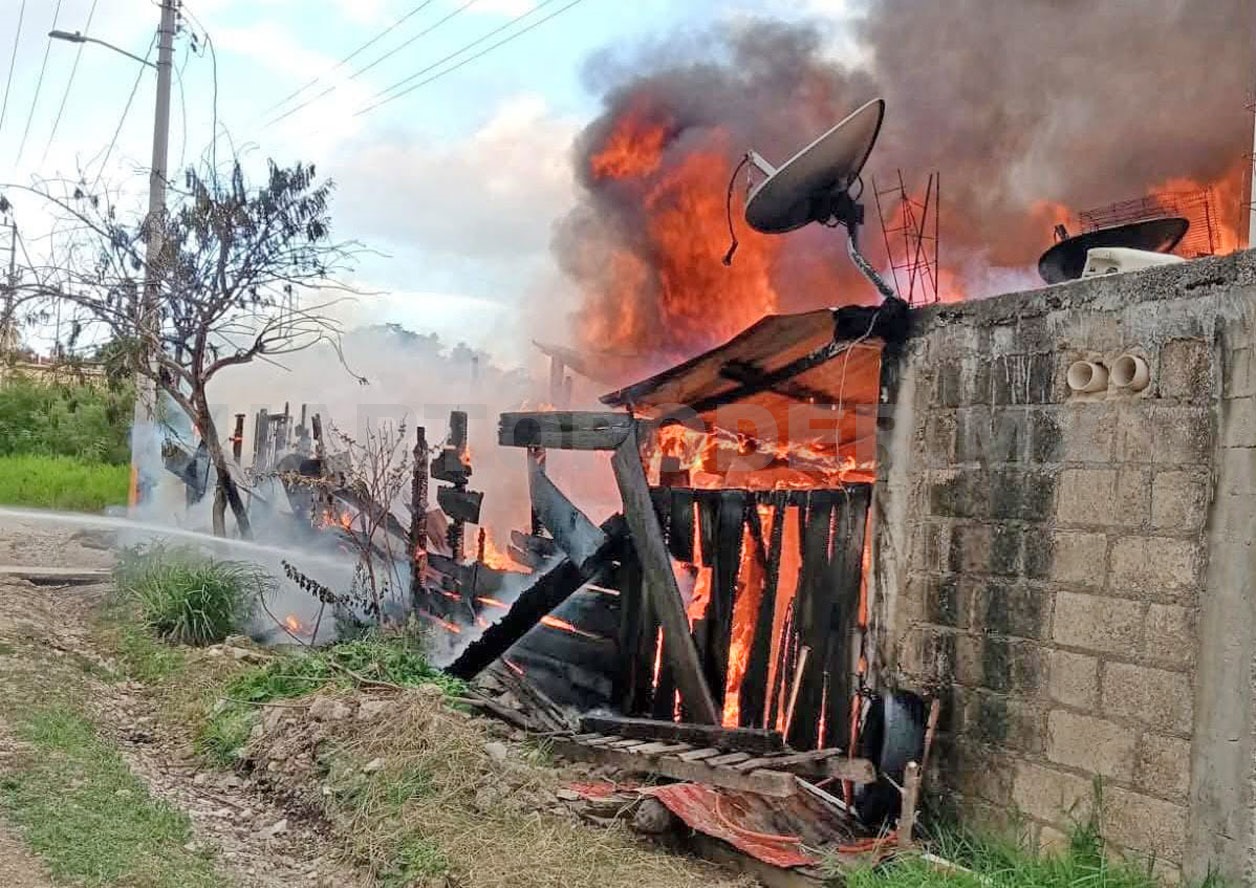 Incendio acaba con casa; familia perdió todo
