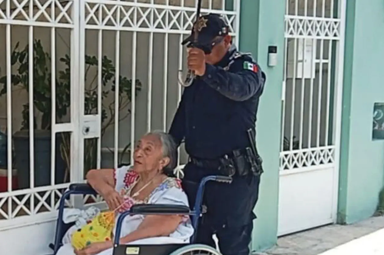 Mujer abandona a su madre de 96 en calles en Yucatán