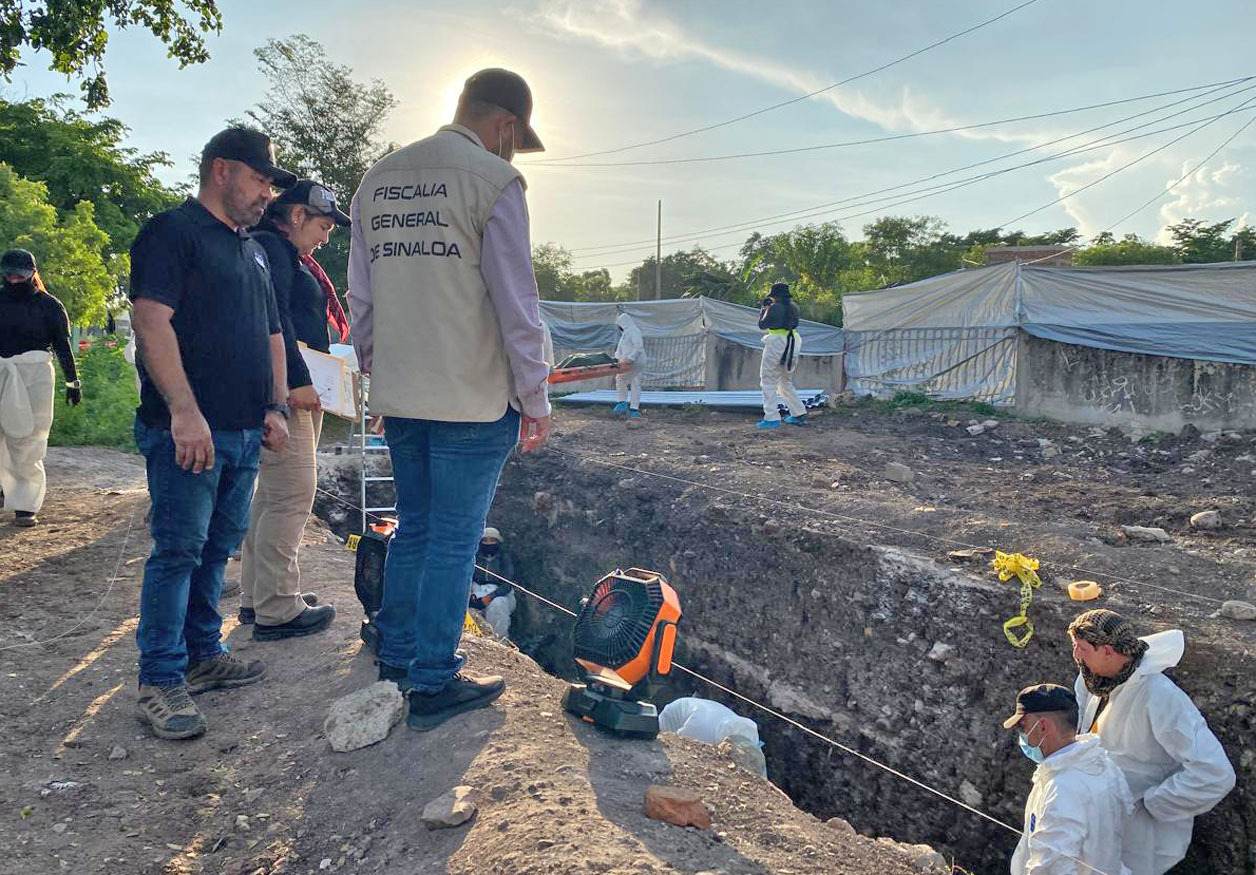 Recuperan cinco cuerpos de fosa común en panteón