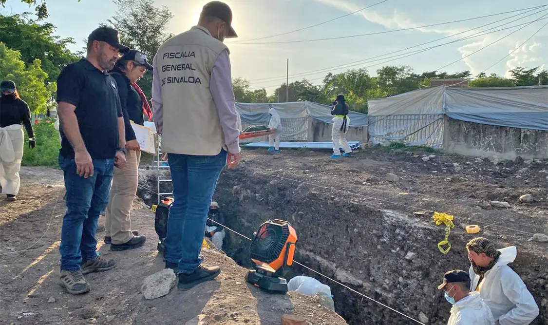Forenses se encuentran trabajando en las cuadrillas de excavación. Cortesía