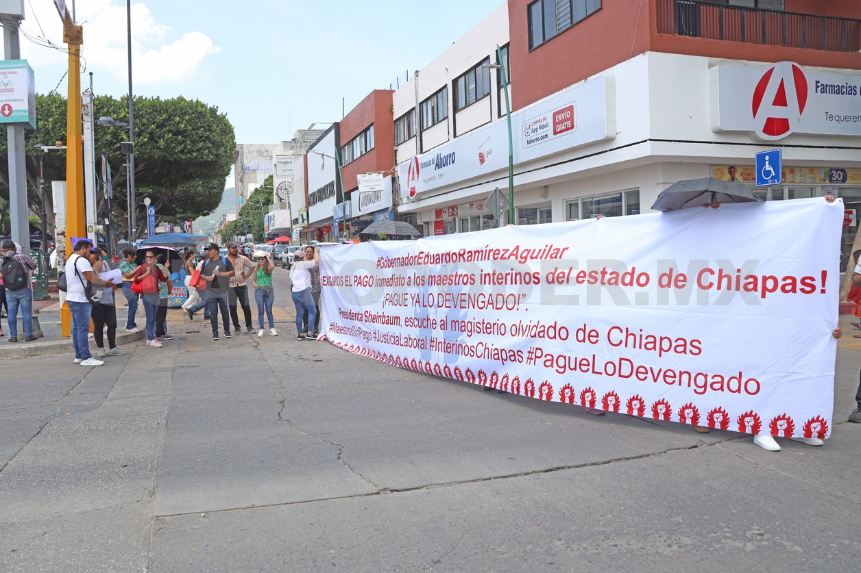 Protestan interinos por falta de pagos