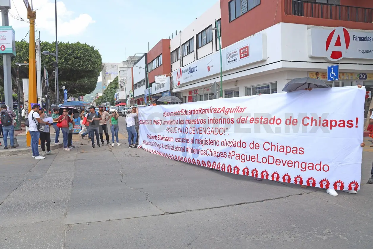 Protestan interinos por falta de pagos