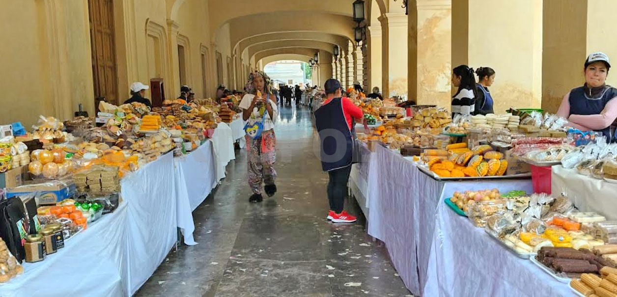 Realizan tradicional Feria del Dulce Coleto