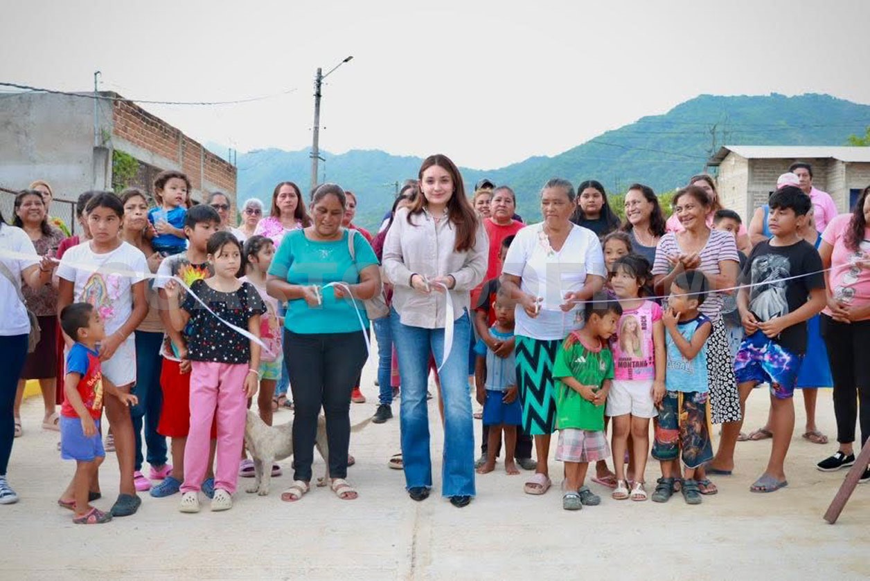 Valeria Rosales entrega calle pavimentada