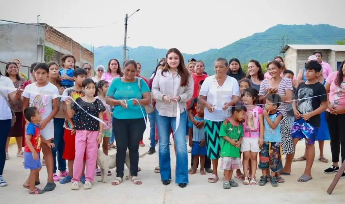 Valeria Rosales entrega calle pavimentada
