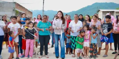 Valeria Rosales entrega calle pavimentada