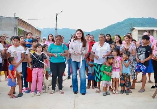 Valeria Rosales entrega calle pavimentada