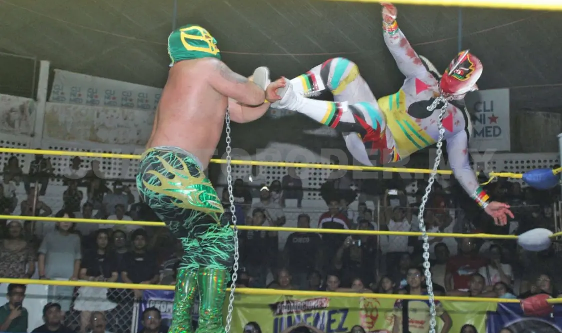 El atleta vencedor logró aplicarle al icónico gladiador su especialidad, la “cavernaria”, en el ring. Alan Pola/CP