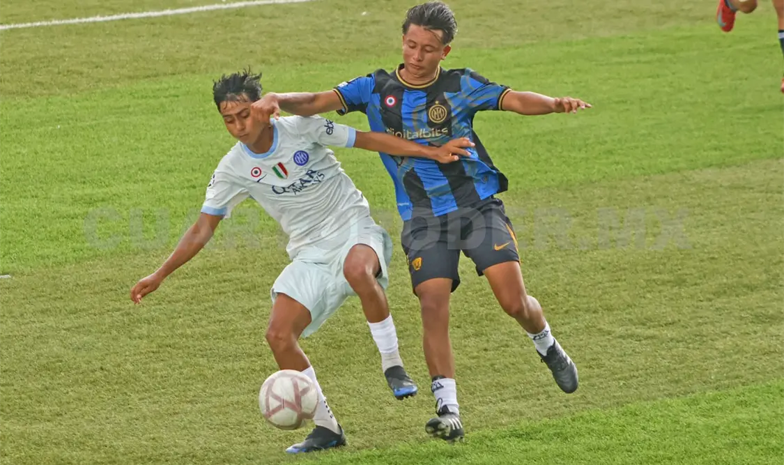 A pesar de jugar con diez hombres, La Familia supo aguantar y encontrar los espacios. Cortesía