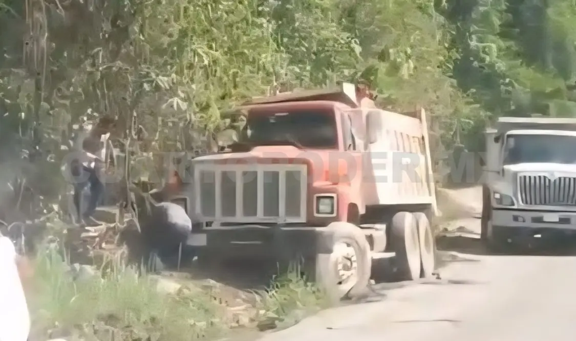 El camión de acarreo de material pétreo se desplazaba sobre la carretera federal Palenque-Ocosingo. Genaro Sánchez / CP