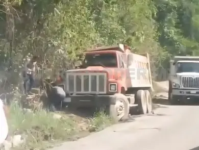 Se le van los frenos y evita impactar a automovilistas
