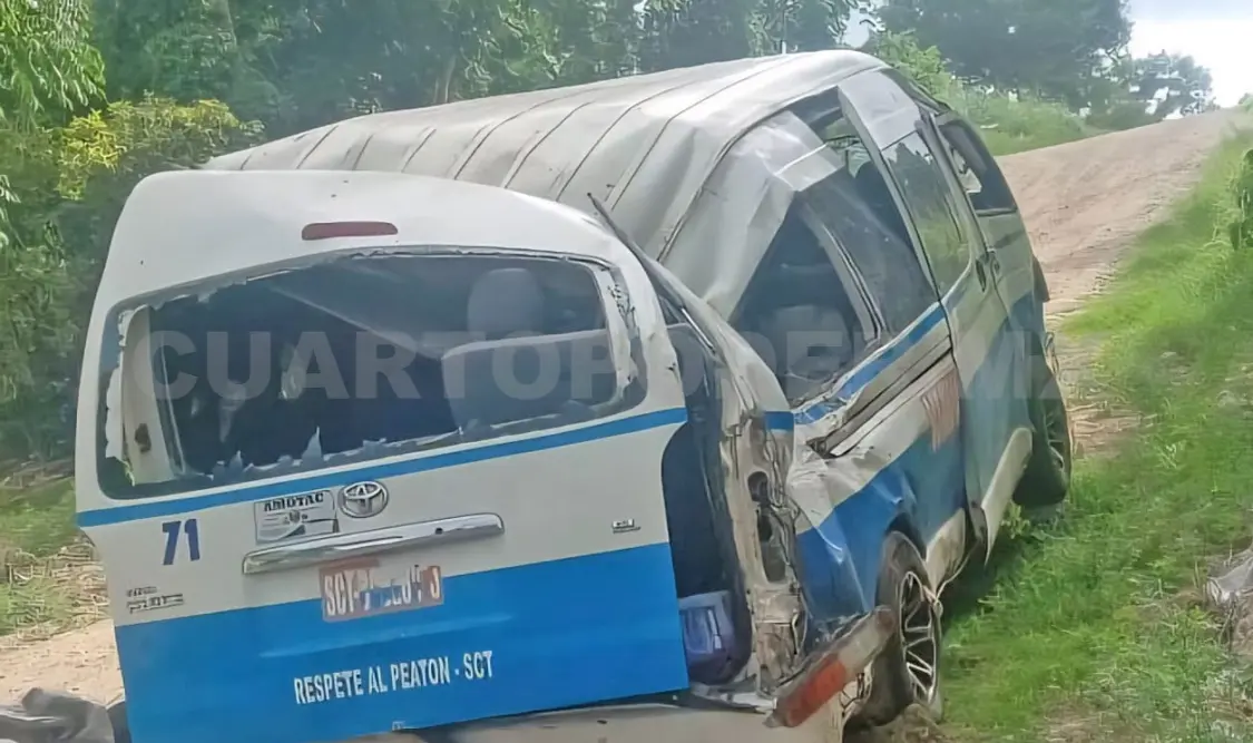 Cuantiosos daños materiales y al menos dos lesionados, fueron el saldo preliminar de la aparatosa volcadura en la Frontera Verde. Genaro Sánchez / CP