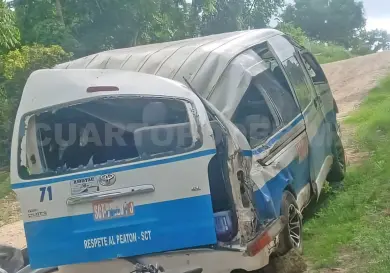 Colectivero vuelca en la vía Fronteriza del Sur