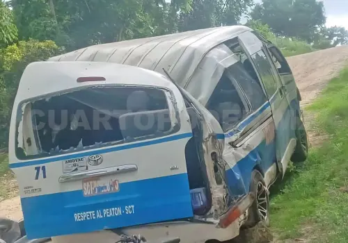 Colectivero vuelca en la vía Fronteriza del Sur