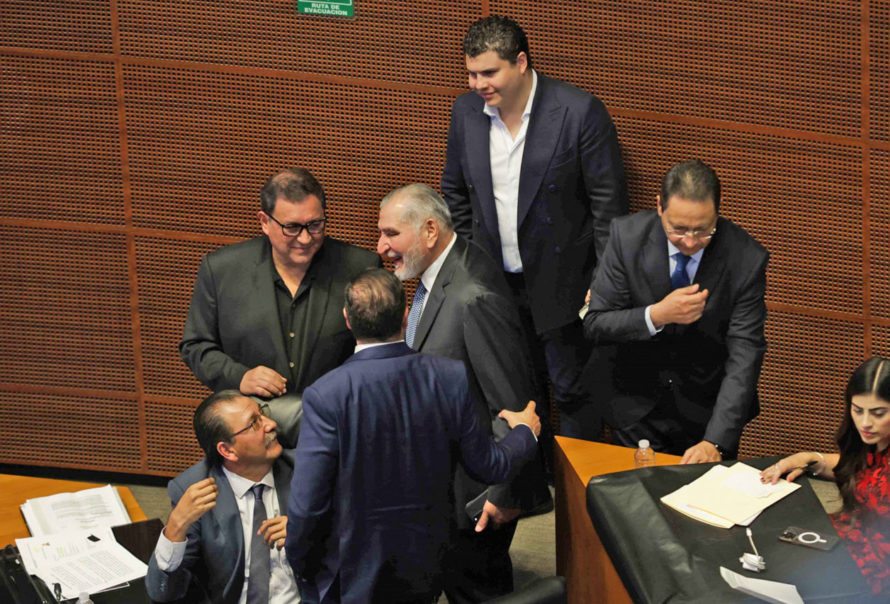 Oposición cuestiona a senador Augusto sobre La Barredora